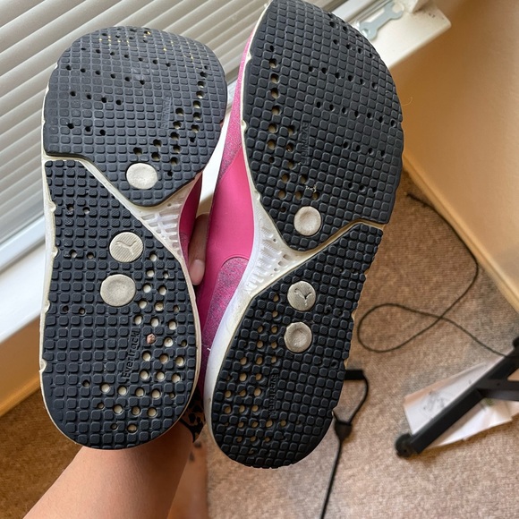 Puma pink with black accents sneakers size 9 - Picture 5 of 5